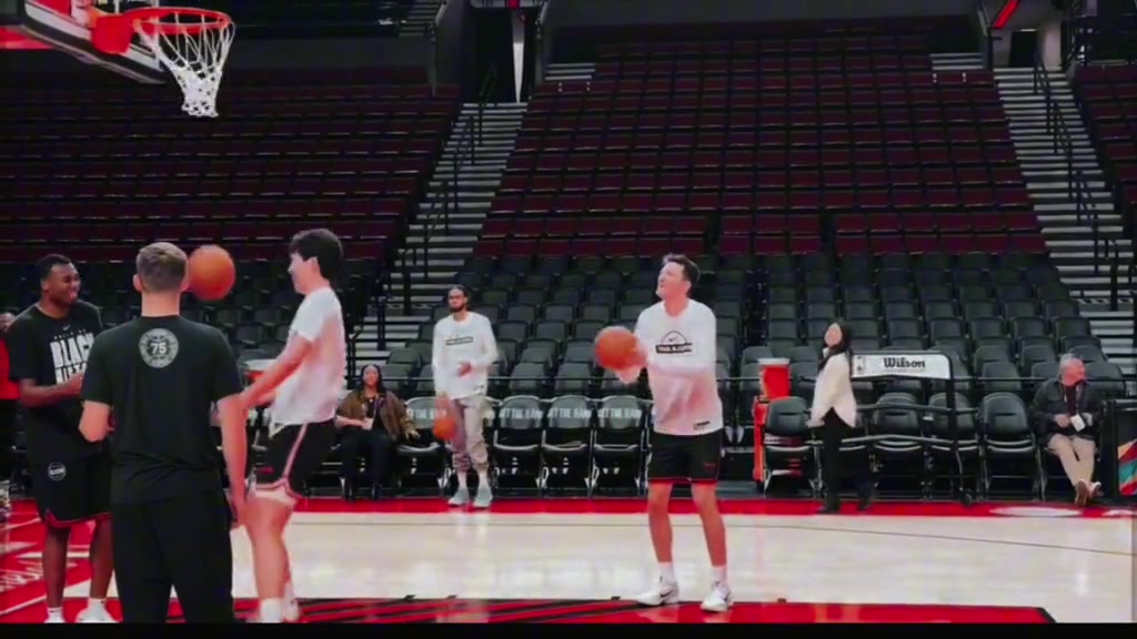 挺搞笑！杨瀚森训练中秀胯下扣篮 新援克雷伊奇出镜