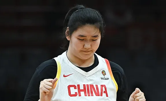 华体会官网-全靠小将撑着？中国女篮半场仅得28分，张子宇一人12分