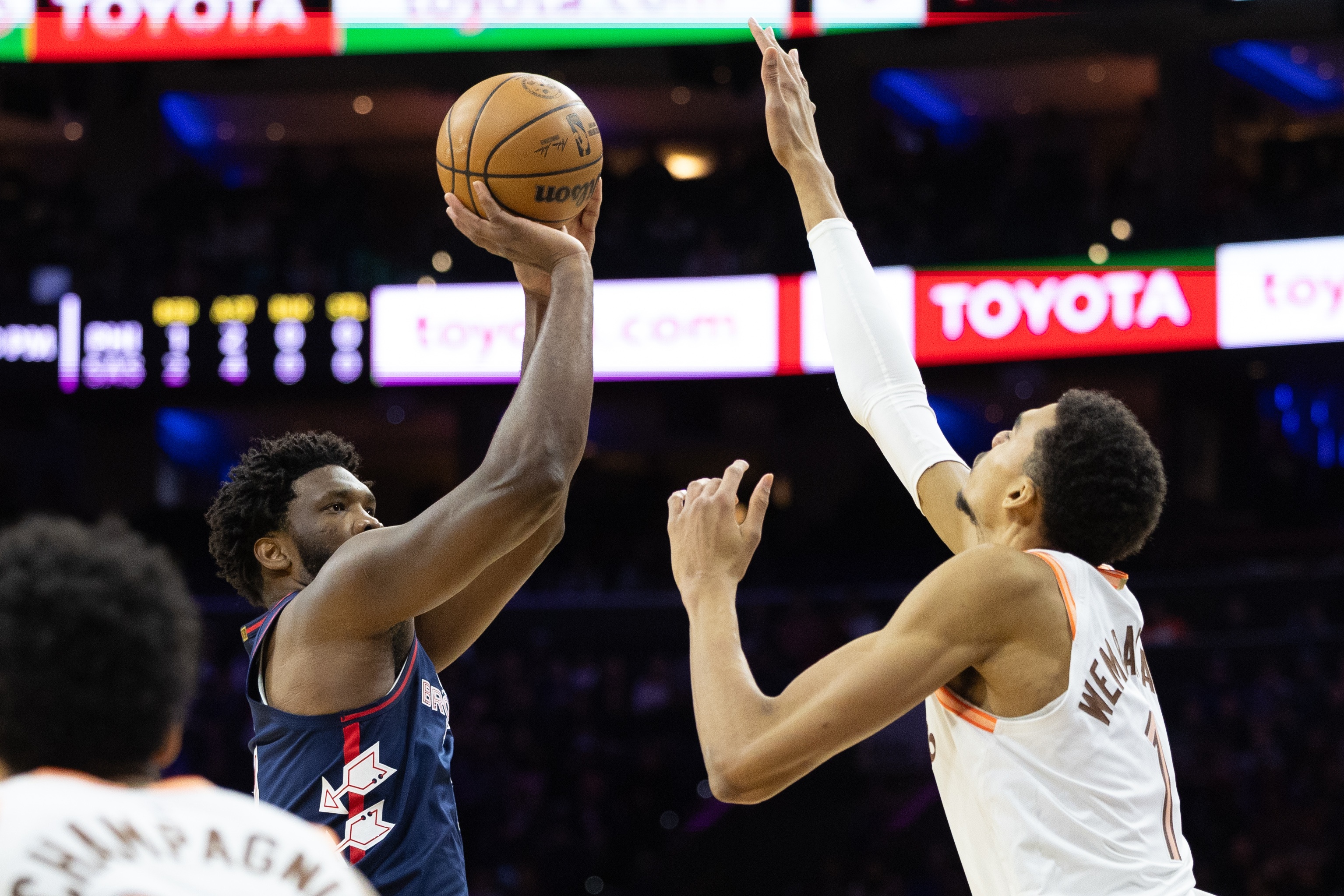 拿下一血！文班亚马面对恩比德首次获胜 生涯战绩来到1胜2负