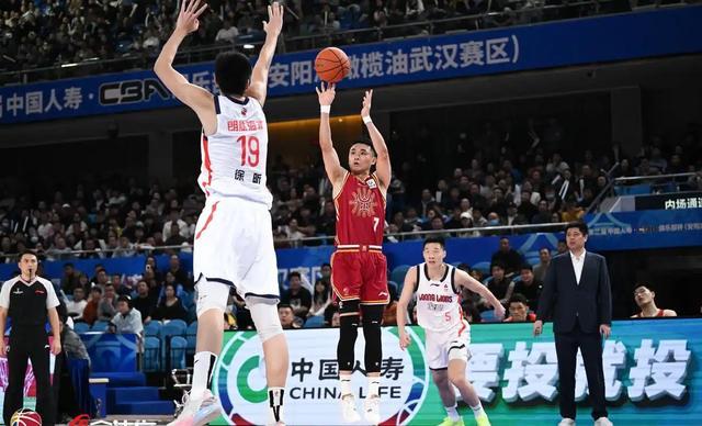 华体会官网-CBA八强夜爆冷？北京赛季三杀广东，上海轻取山东